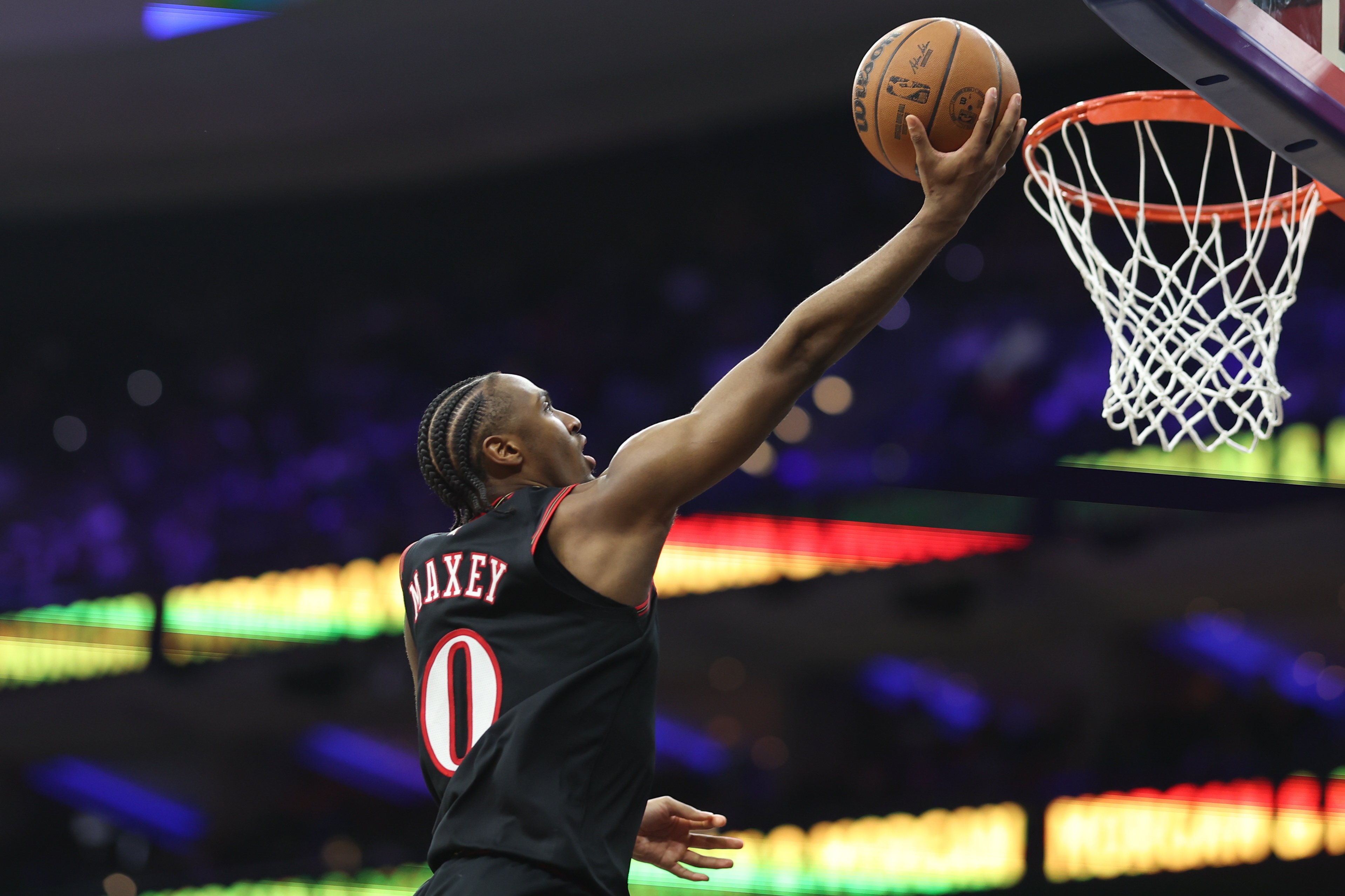 世界杯竞猜-外线失准！马克西22中8拿到25分6助3帽 三分10中2